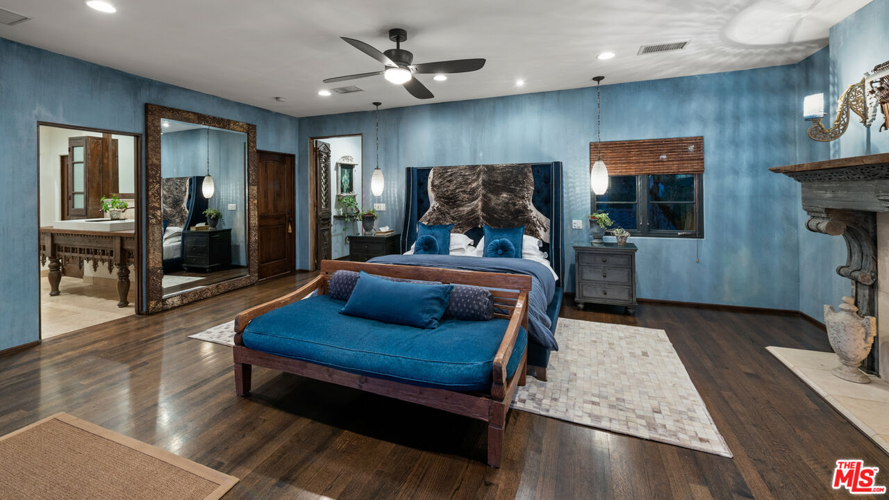 7546 Rindge Avenue Playa del Rey, CA 90293 - Photo 28 of 67 a living room with furniture and wooden floor