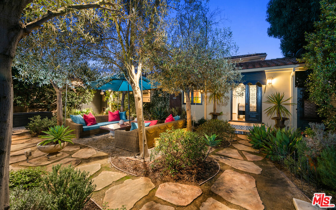 7546 Rindge Avenue Playa del Rey, CA 90293 - Photo 31 of 67 a view of outdoor space and garden