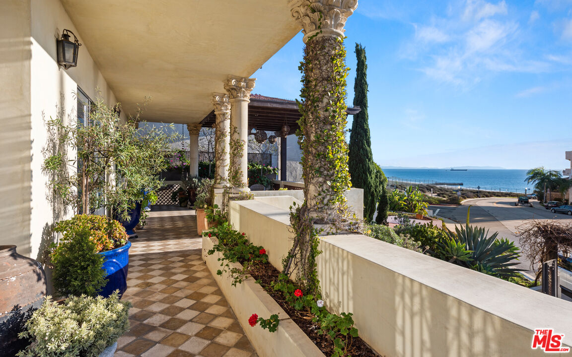 7546 Rindge Avenue Playa del Rey, CA 90293 - Photo 36 of 67 a view of a house with backyard and sitting area