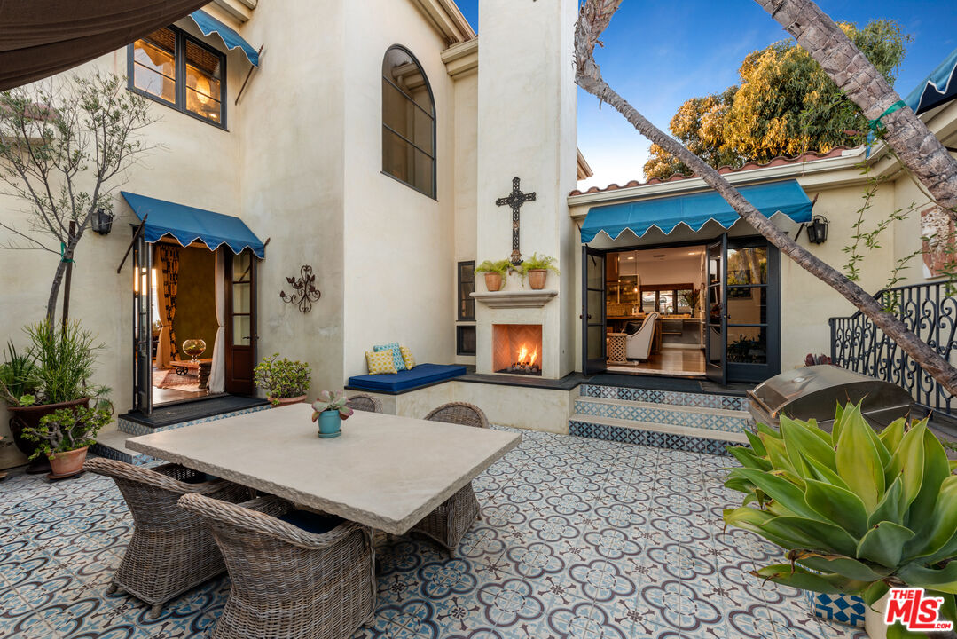 7546 Rindge Avenue Playa del Rey, CA 90293 - Photo 50 of 67 a view of a dinning tables and chair in the patio