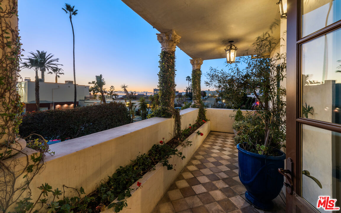 7546 Rindge Avenue Playa del Rey, CA 90293 - Photo 8 of 67