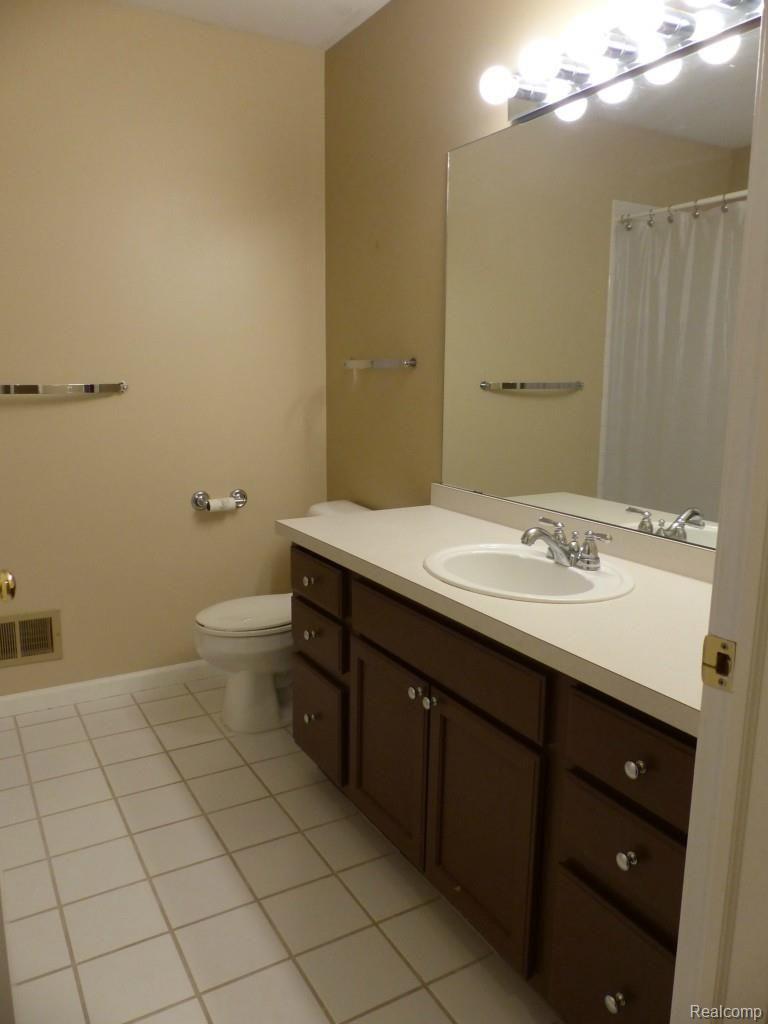 4931 North Crooks Road Royal Oak, MI 48073 - Photo 17 of 23 Upper level full bath