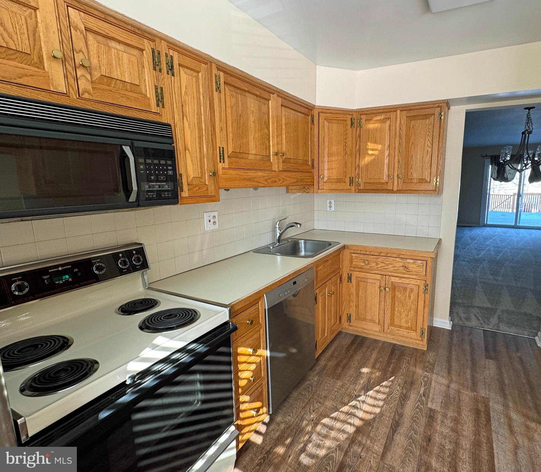 802 Seminole Gardens Ambler, PA 19002 - Photo 4 of 24 a kitchen with a stove and a sink