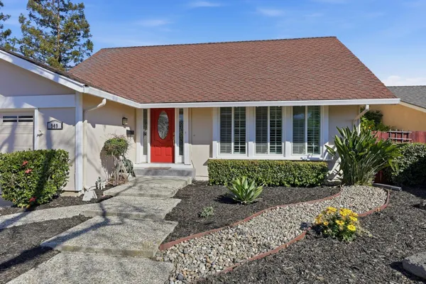 a view of a house with backyard