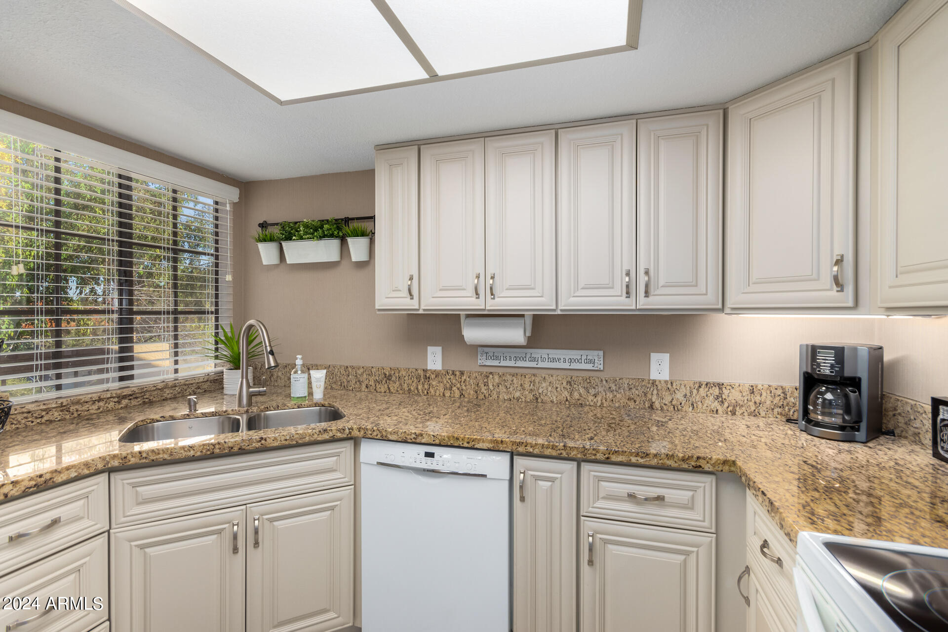 8700 East Mountain View Road, Unit 2032 Scottsdale, AZ 85258 - Photo 9 of 39 large kitchen