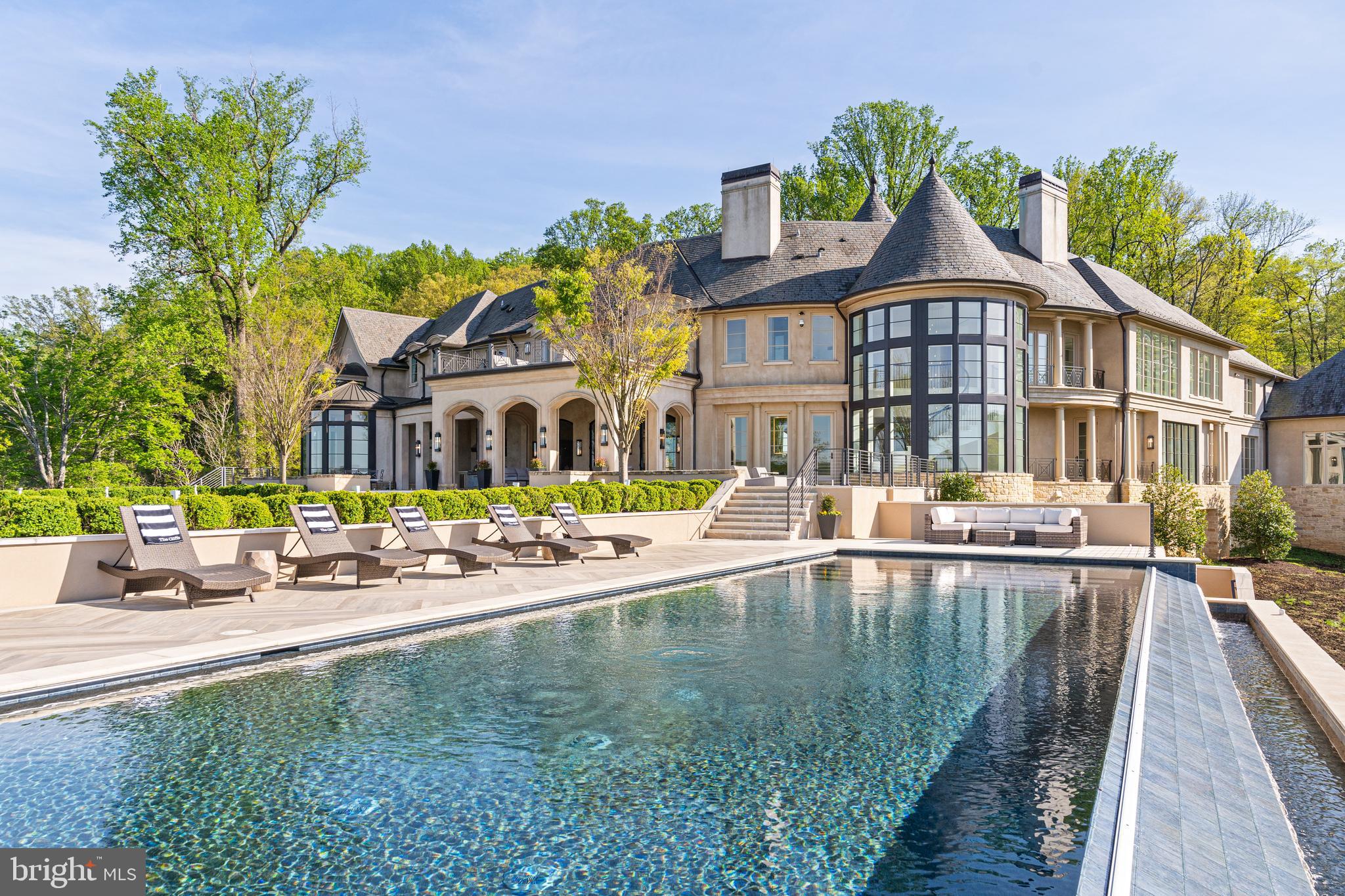Infinity edge pool overlooking the Potomac River