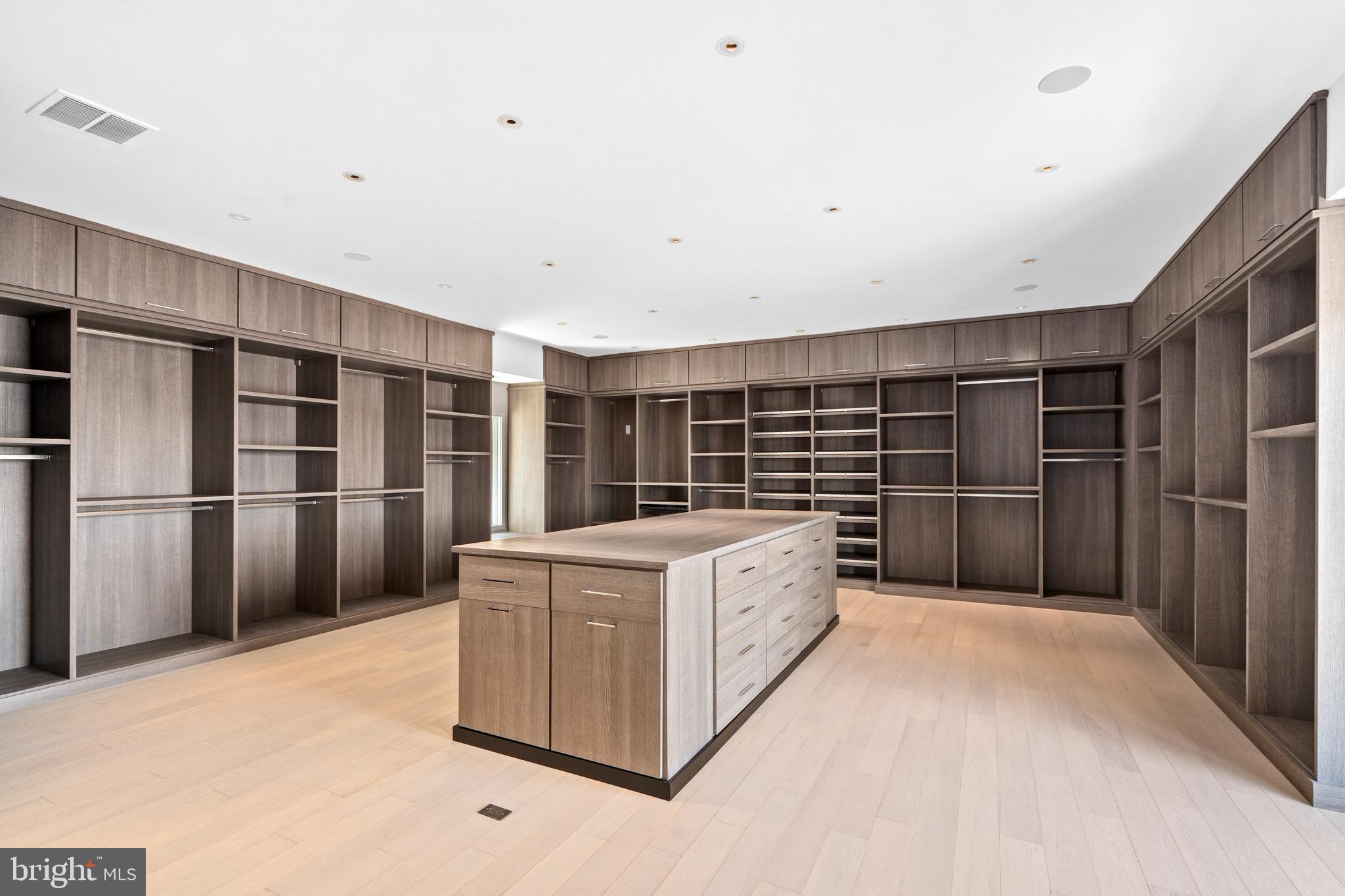 700 Bulls Neck Road McLean, VA 22102 - Photo 27 of 57 Expansive primary closet and dressing room