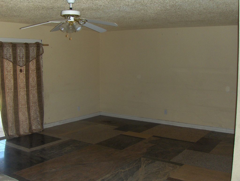 6126 West Cheery Lynn Road Phoenix, AZ 85033 - Photo 3 of 4 Living Room