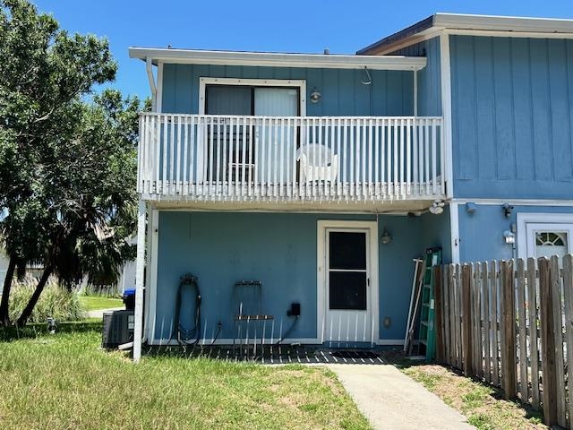 123 Rio Del Mar Street, Unit B St. Augustine, FL 32080 - Photo 7 of 51 a view of a house with a tub