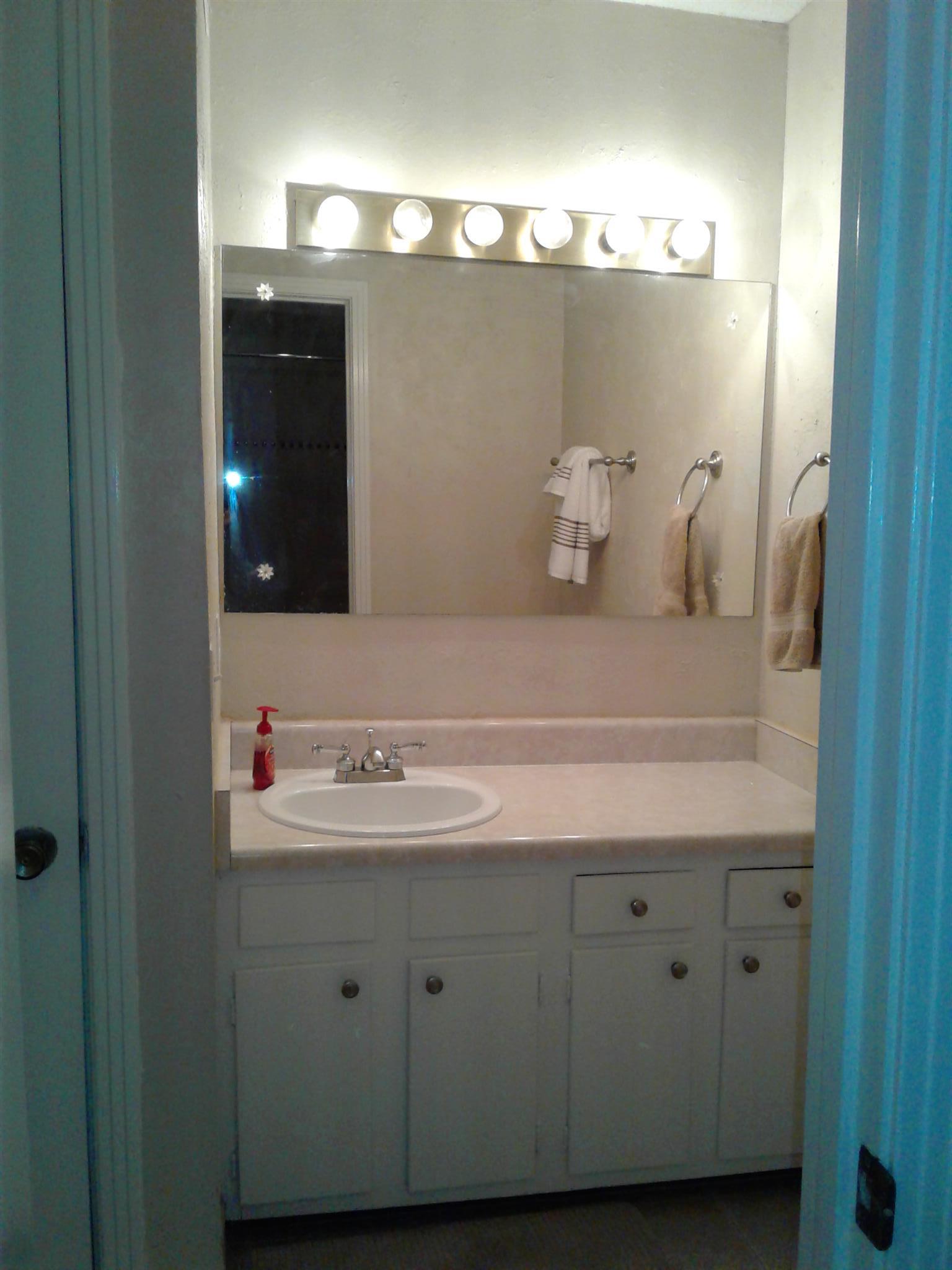 500 Paragon Mills Road Nashville, TN 37211 - Photo 10 of 11 Bathroom