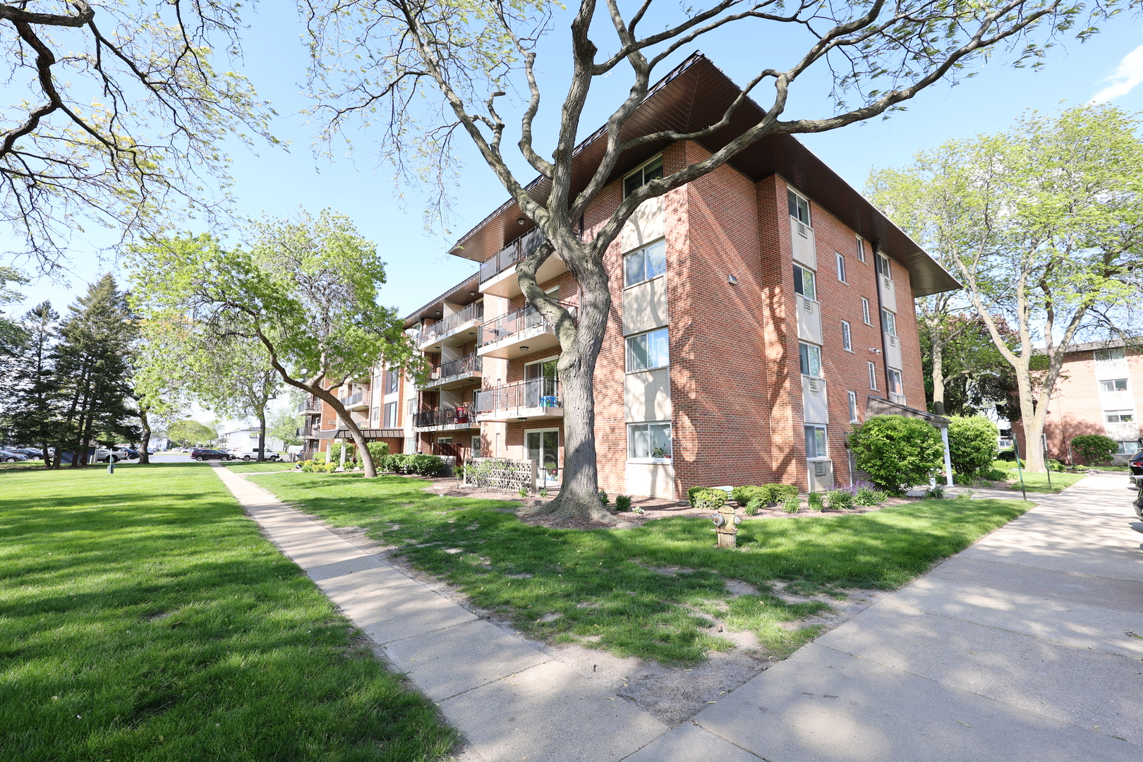 2230 South Goebbert Road, Unit 139 Arlington Heights, IL 60005 - Photo 3 of 14 a backyard of a house with lots of green space