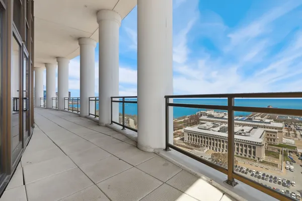 $460,000 | 233 East 13th Street, Unit 1910, Chicago, IL 60605