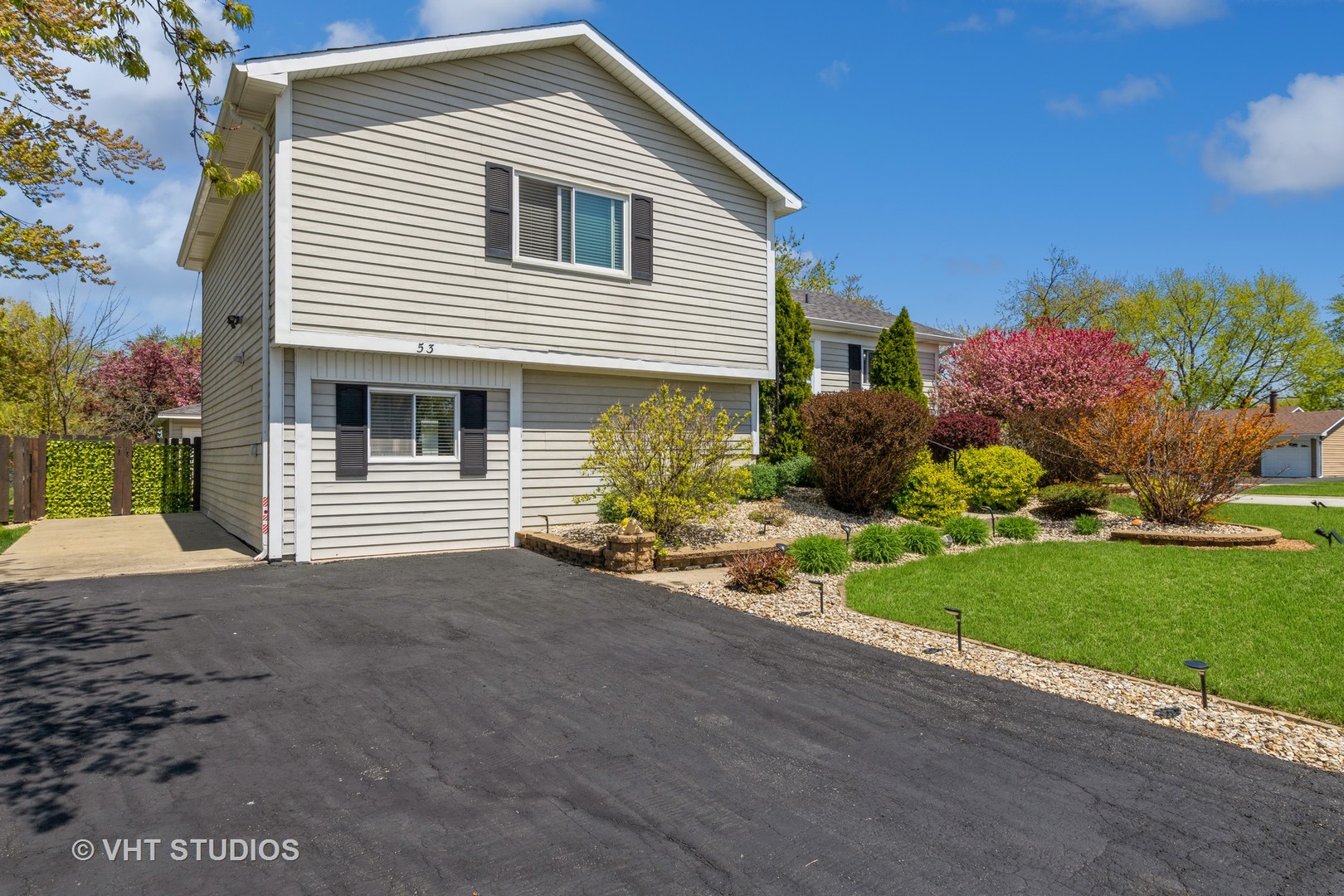 53 Wedgewood Road Matteson, IL 60443 - Photo 3 of 27 a front view of a house with garden