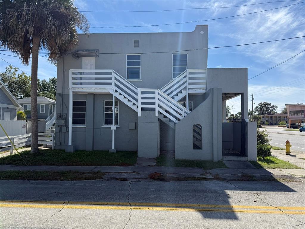 1101 South Ridgewood Avenue Daytona Beach, FL 32114 - Photo 4 of 37 a front view of a house with a yard