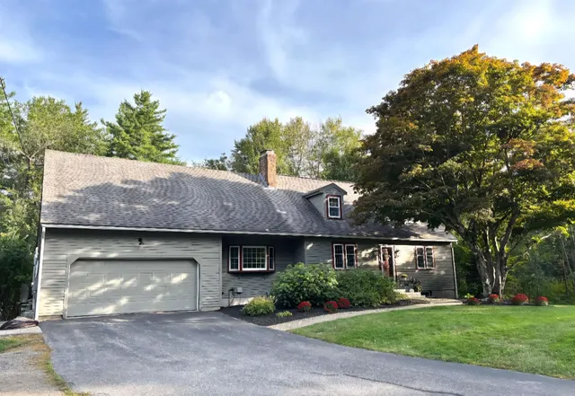 $715,000 | 10 Pinewood Drive, Hampstead, NH 03841