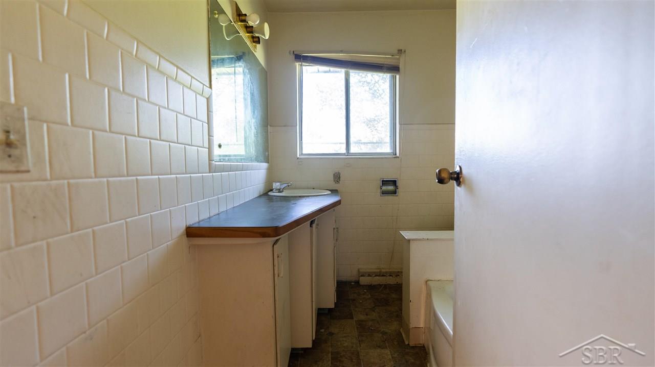 2861 Hermansau Road Saginaw, MI 48604 - Photo 7 of 17 50052407-6.JPG