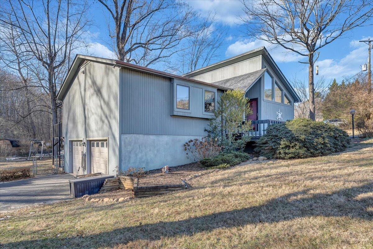 219 Longwood Lane Blue Ridge, VA 24064 - Photo 3 of 64 03-MIB00548