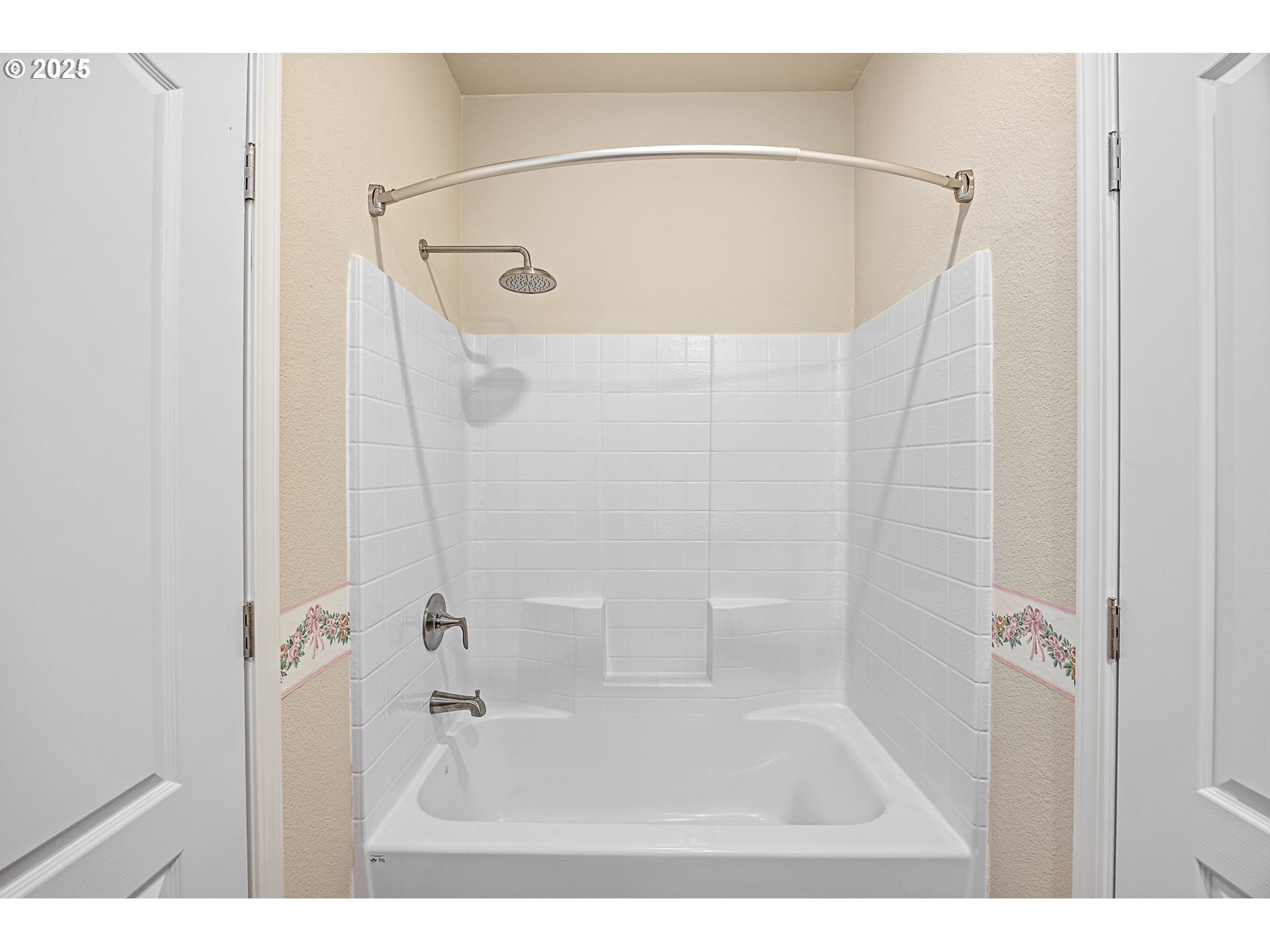 352 North Falcon Street Rockaway Beach, OR 97136 - Photo 21 of 32 a bathroom with a white bath tub
