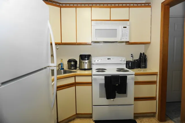 $143,000 | 421 Tolland Street, Unit 203, East Hartford, CT 06108