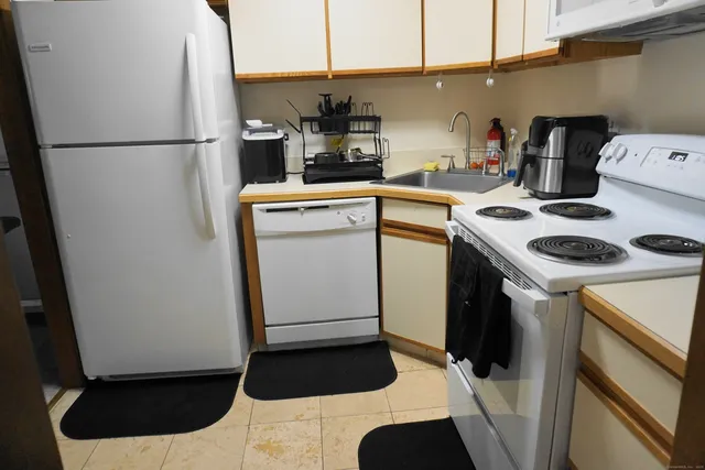 $143,000 | 421 Tolland Street, Unit 203, East Hartford, CT 06108