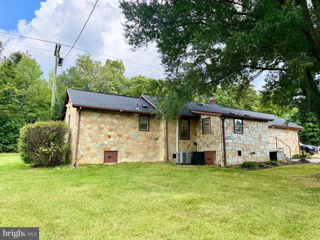 a view of a house with backyard