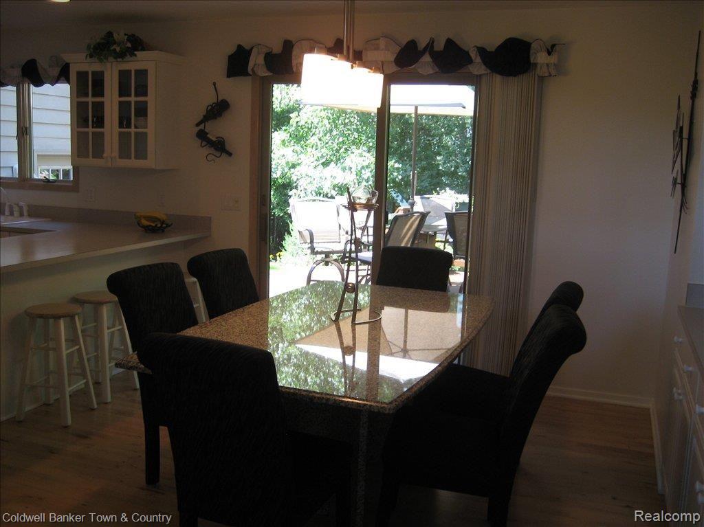 7237 Summit Ridge Brighton, MI 48116 - Photo 11 of 25 Eating Area with slider to patio