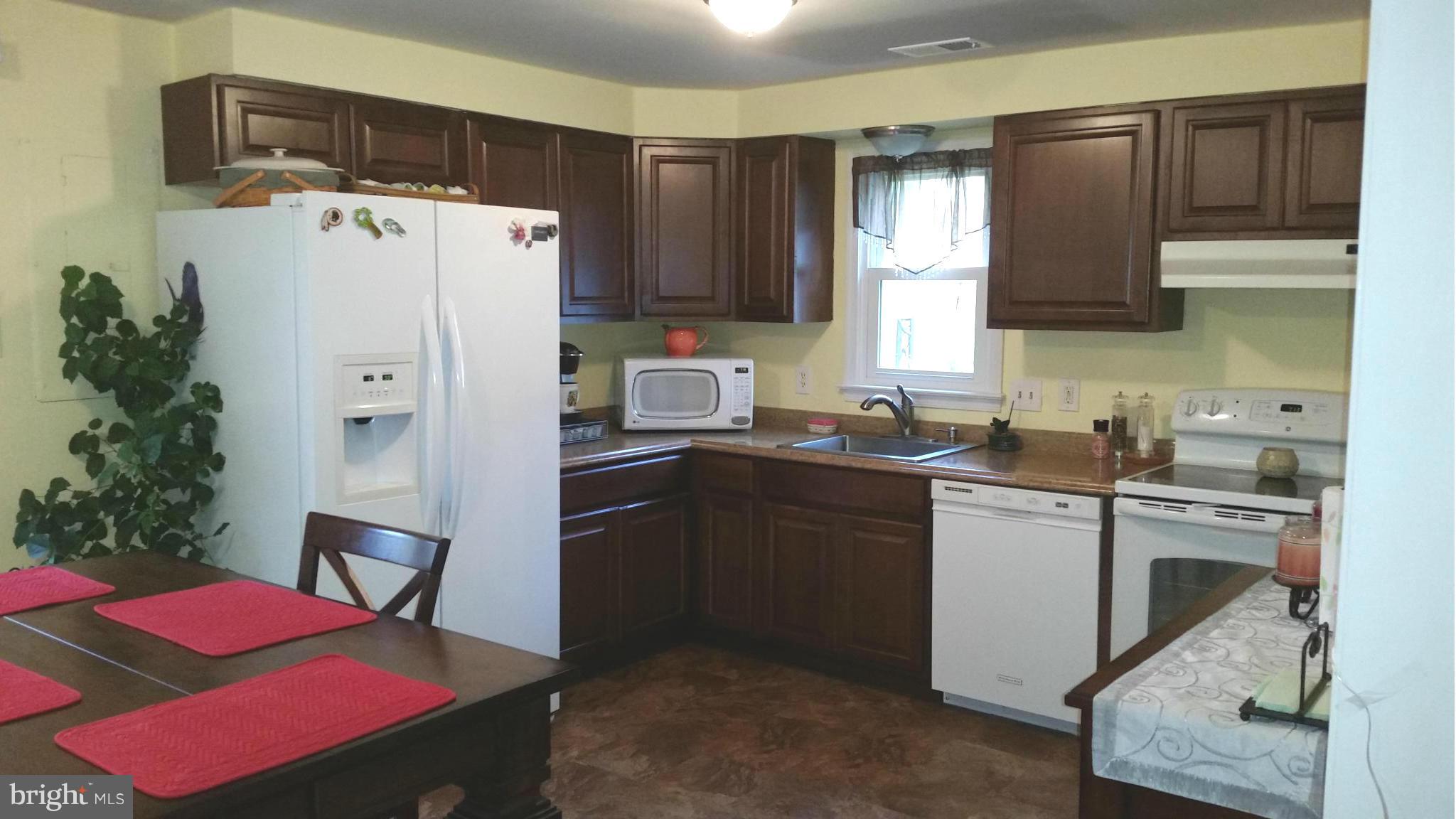 408 Salisbury Road Edgewater, MD 21037 - Photo 2 of 22 Kitchen