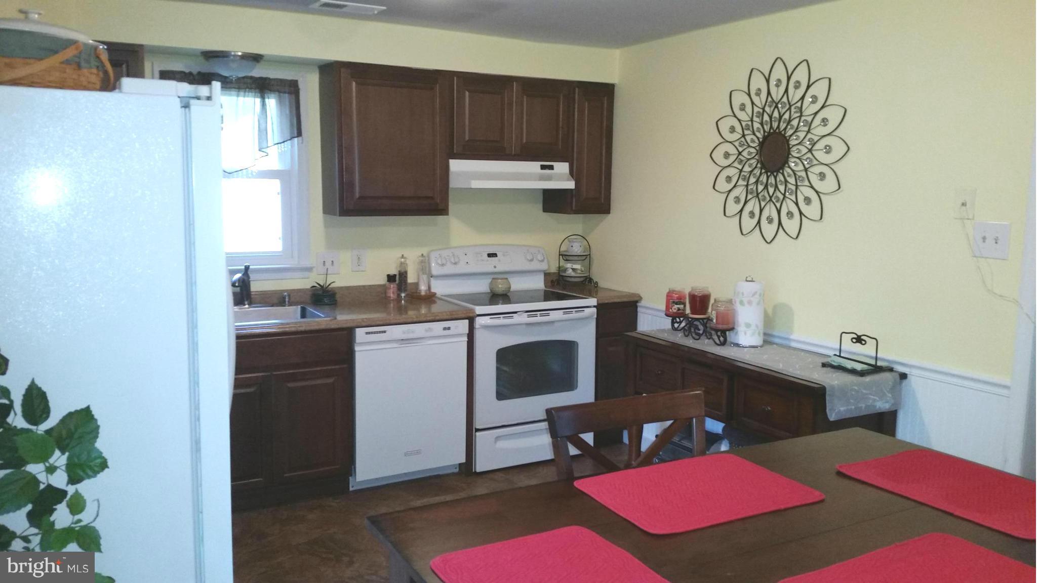 408 Salisbury Road Edgewater, MD 21037 - Photo 3 of 22 Kitchen