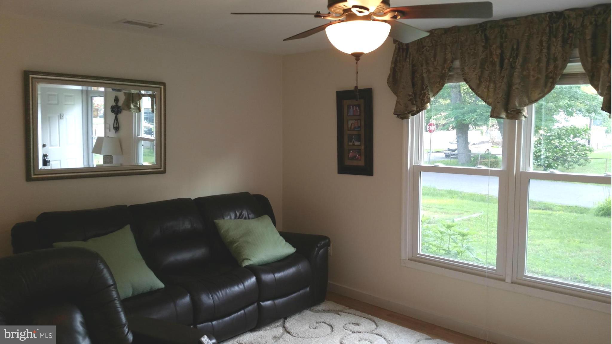408 Salisbury Road Edgewater, MD 21037 - Photo 5 of 22 Living Room