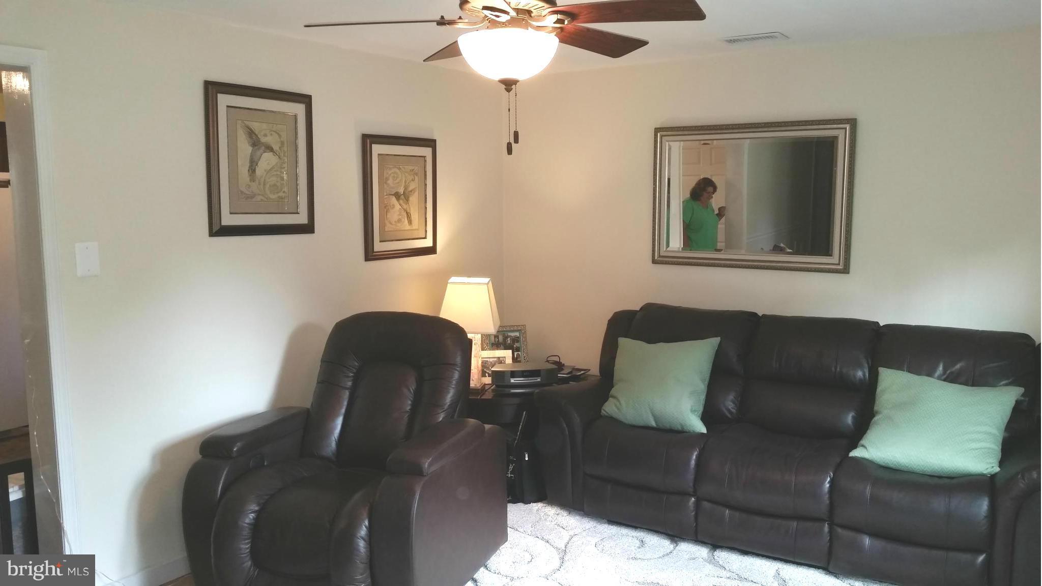 408 Salisbury Road Edgewater, MD 21037 - Photo 6 of 22 Living Room