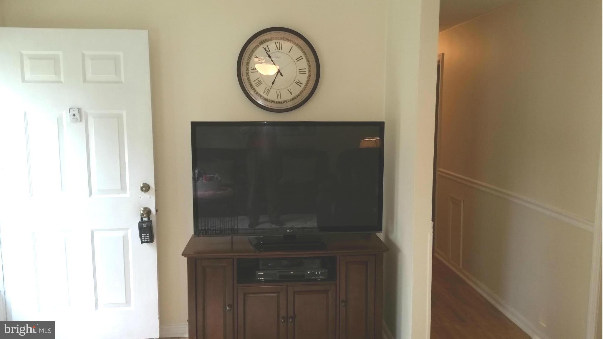 408 Salisbury Road Edgewater, MD 21037 - Photo 7 of 22 Living Room