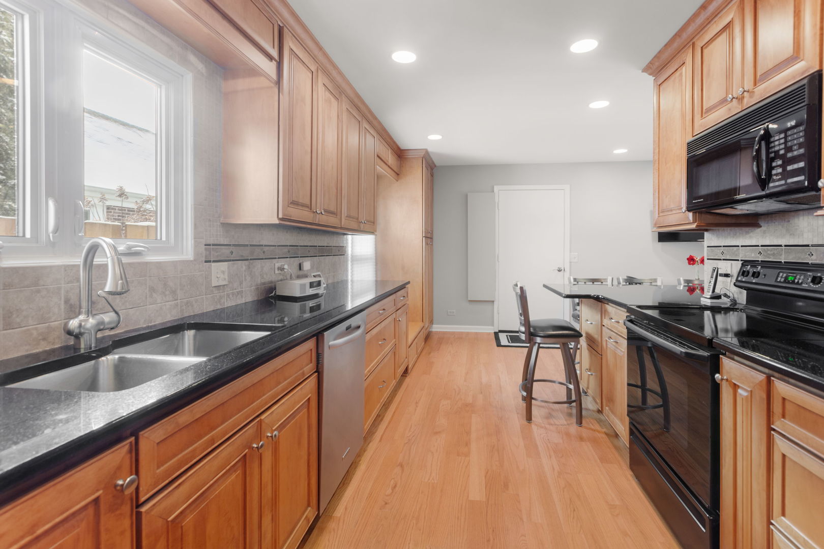 6 The Court Of Lagoon View Northbrook, IL 60062 - Photo 13 of 26