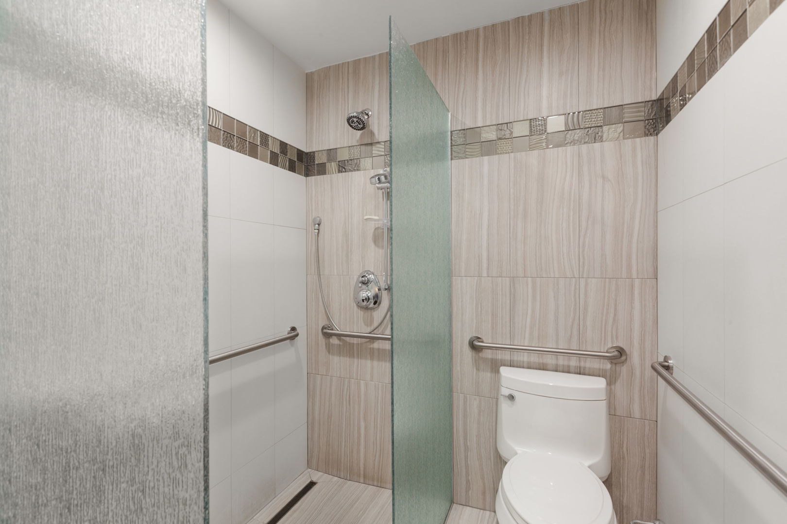 6 The Court Of Lagoon View Northbrook, IL 60062 - Photo 17 of 26