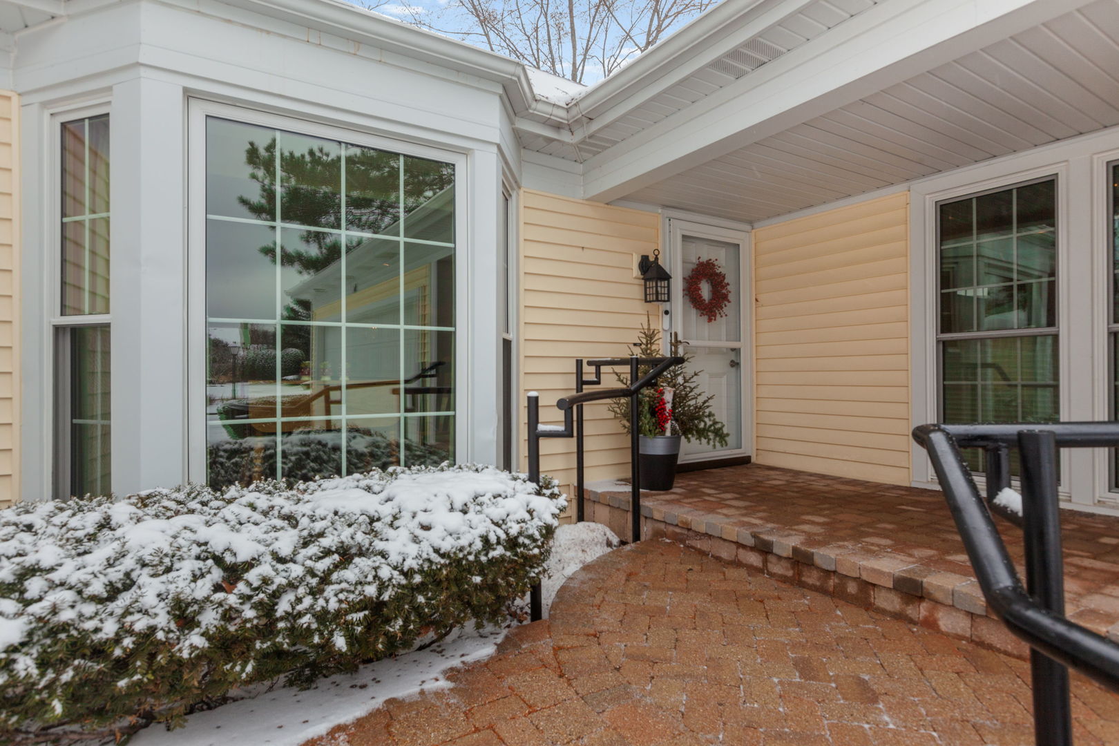 6 The Court Of Lagoon View Northbrook, IL 60062 - Photo 3 of 26