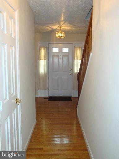 10475 Labrador Loop Manassas, VA 20112 - Photo 5 of 13 Hallway