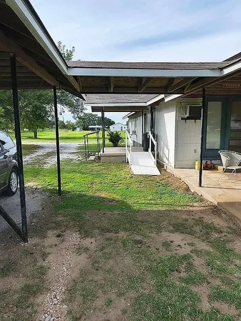 a view of a backyard