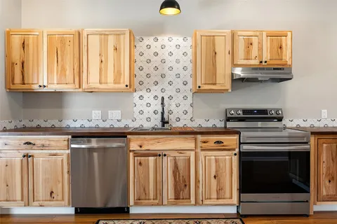 $1,395,900 | 108 High Plains Trail, Spicewood, TX 78669