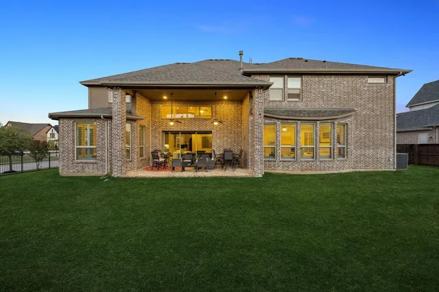 a view of a house with a backyard