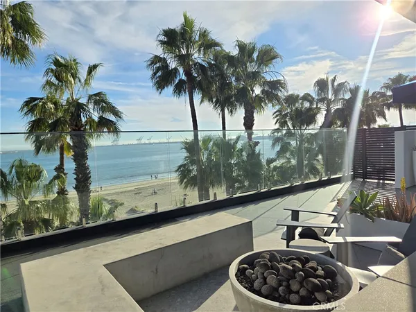 $8,990 | 25 South 15th Place, Long Beach, CA 90802