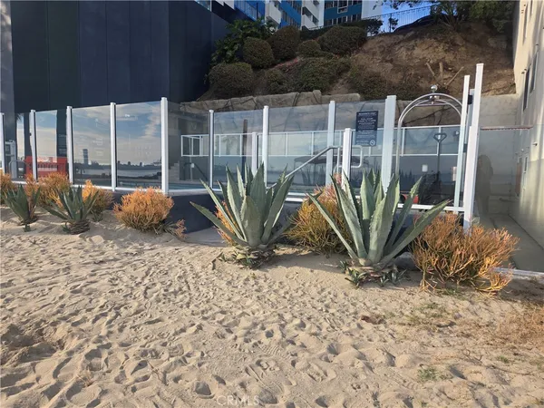 $8,990 | 25 South 15th Place, Long Beach, CA 90802