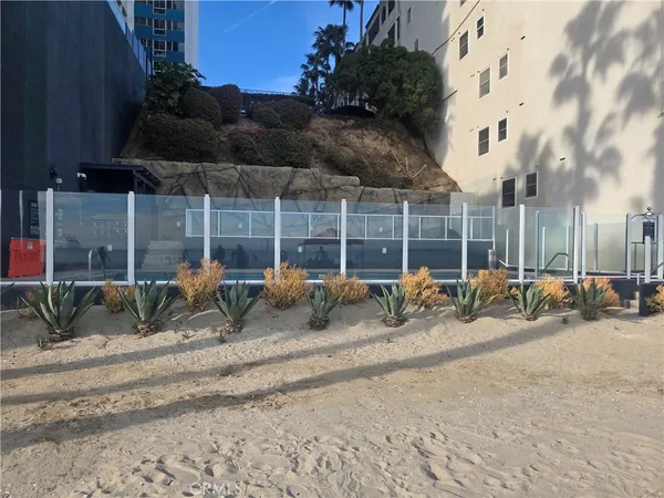 $8,990 | 25 South 15th Place, Long Beach, CA 90802