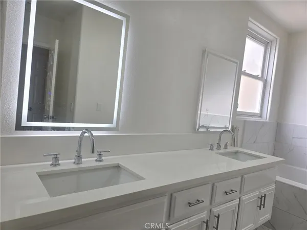 $8,990 | 25 South 15th Place, Long Beach, CA 90802