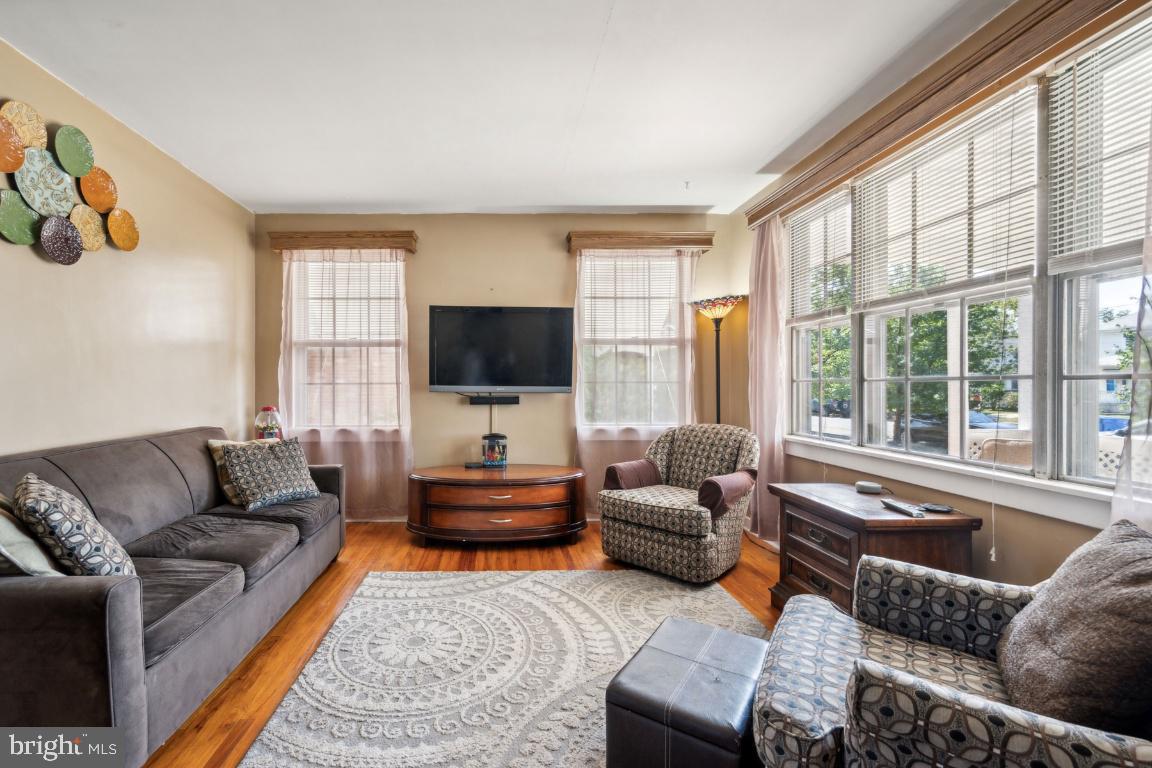 321 Lippincott Avenue Riverside, NJ 08075 - Photo 8 of 25 Living Room