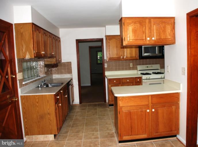 713 Apple Grove Road Silver Spring, MD 20904 - Photo 18 of 29 Kitchen