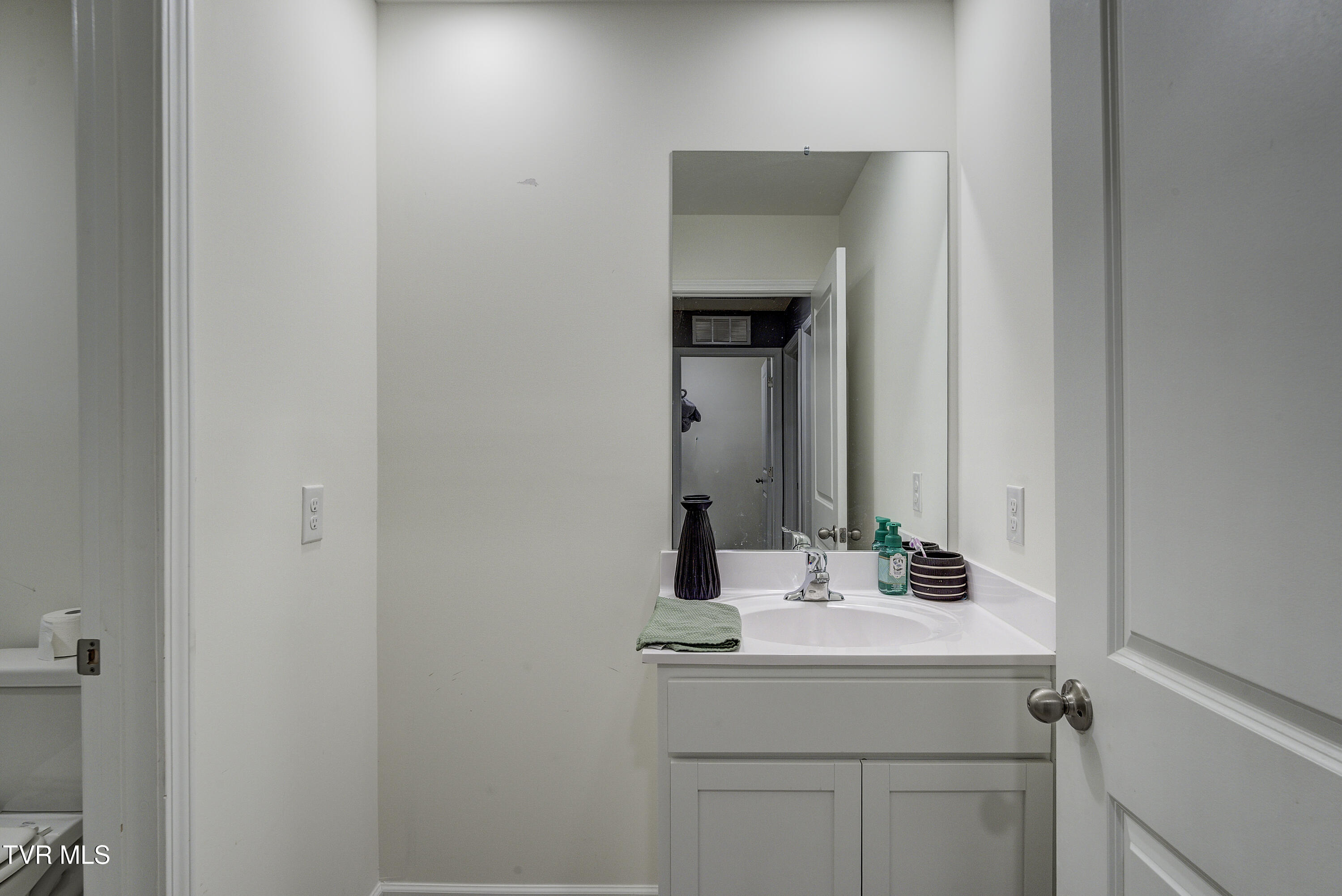 567 Cox Hollow Road Kingsport, TN 37663 - Photo 28 of 43 CoxHollow2-INTERIOR2-27