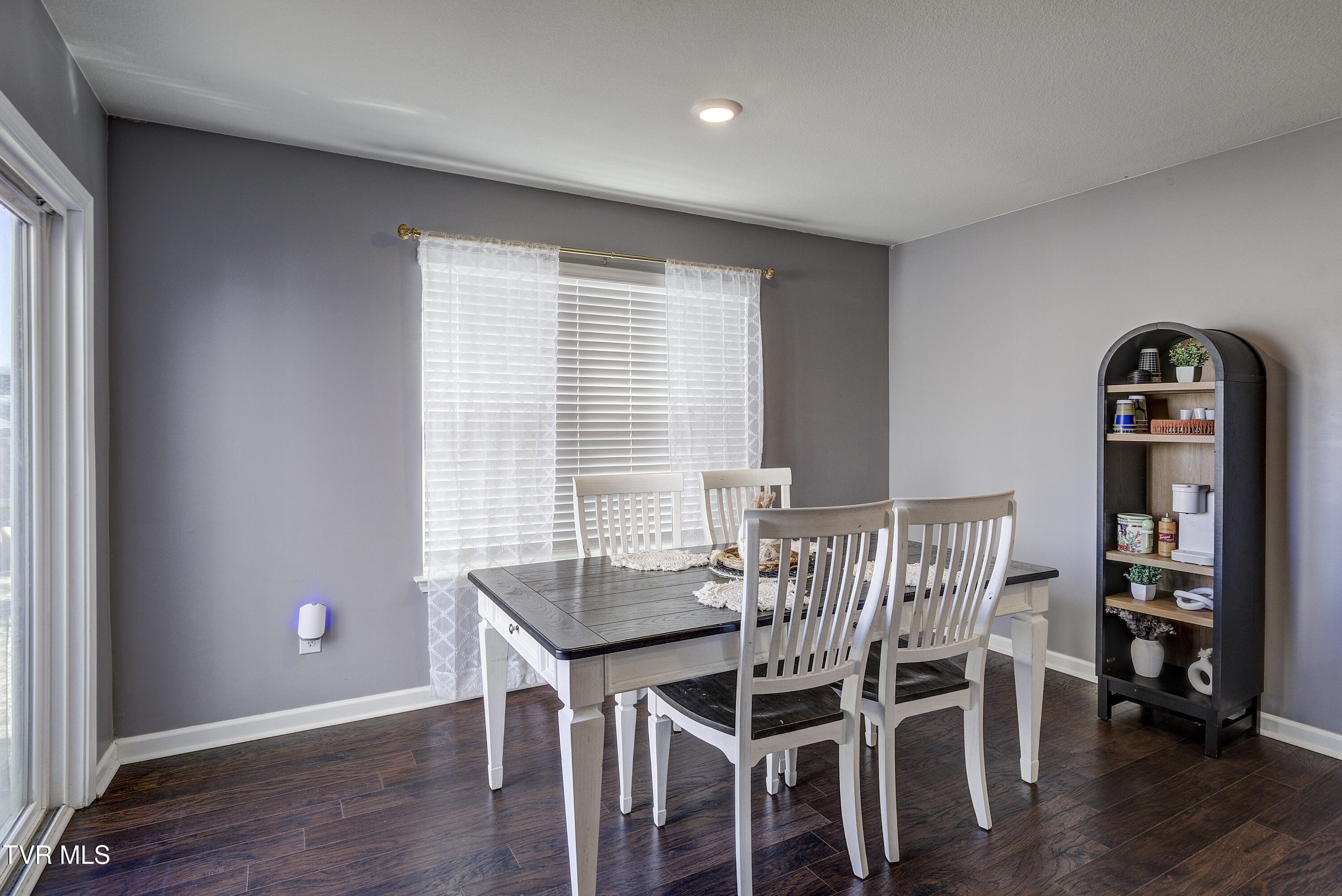 567 Cox Hollow Road Kingsport, TN 37663 - Photo 8 of 43 CoxHollow2-INTERIOR2-7