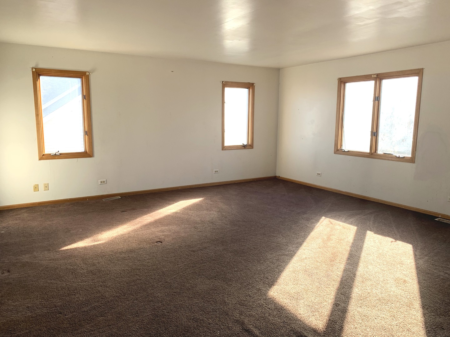 3815 River Road Hazel Crest, IL 60429 - Photo 17 of 25 an empty room with a window