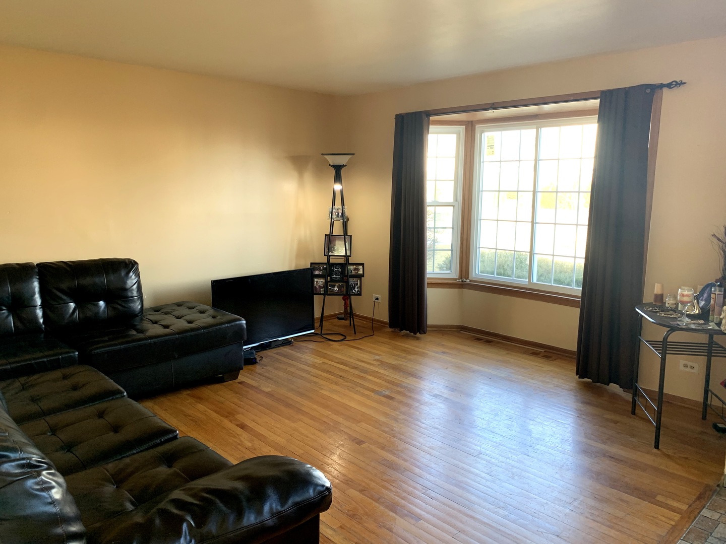 3815 River Road Hazel Crest, IL 60429 - Photo 3 of 25 a living room with furniture and wooden floor