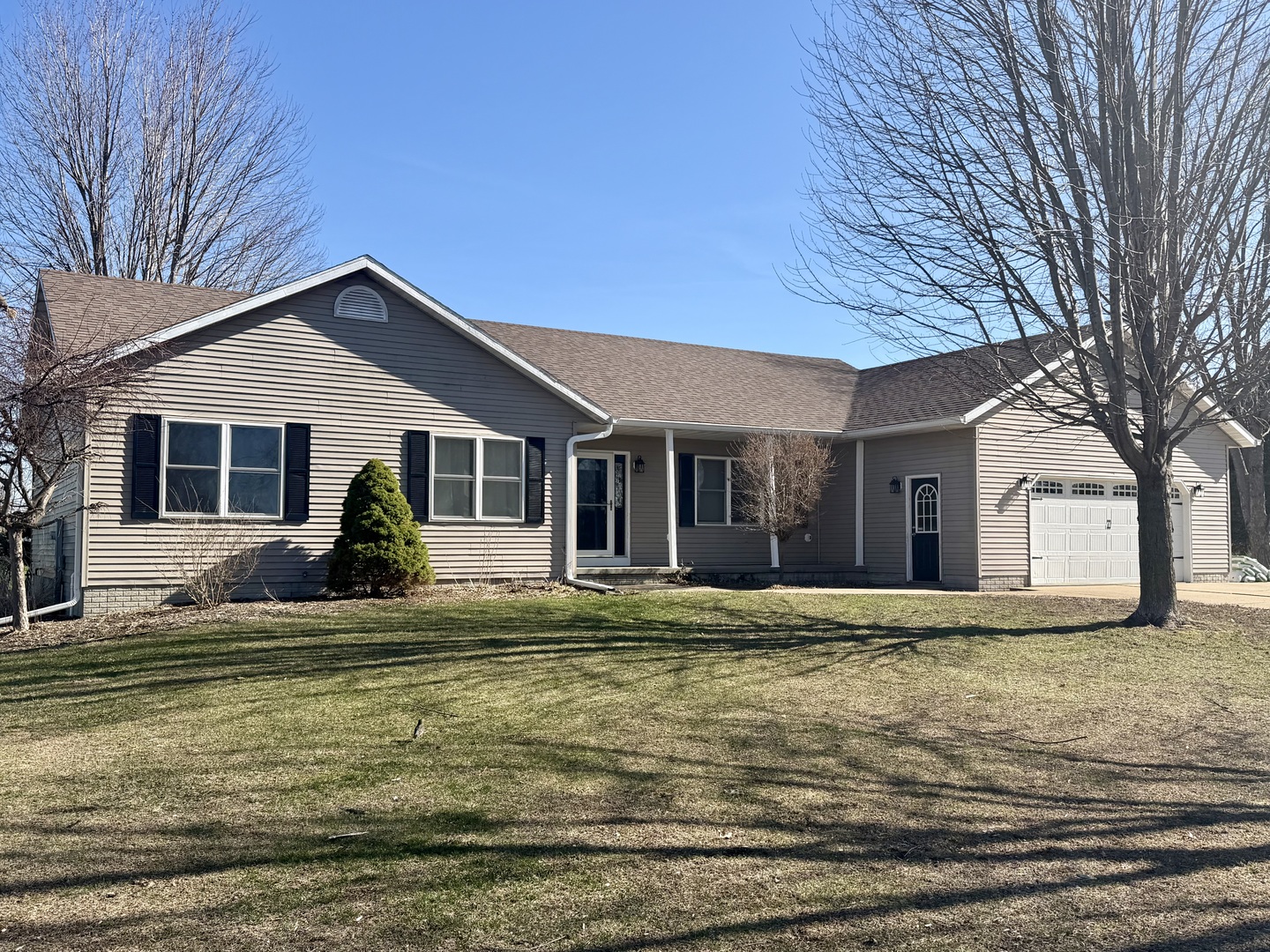 20922 Cattail Road Fulton, IL 61252 - Photo 2 of 30 a front view of a house with a garden