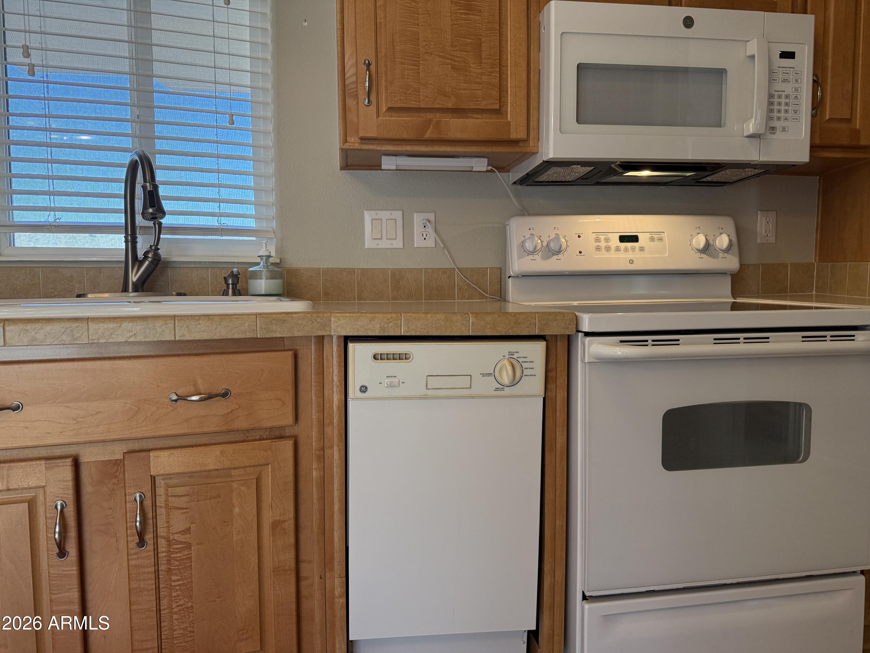 21175 Westward View Road, Unit 241 Congress, AZ 85332 - Photo 15 of 49 Kitchen (11)